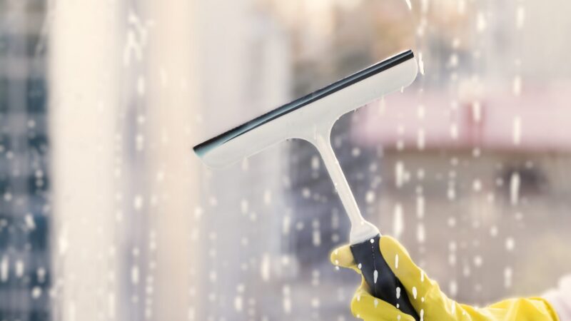 man-cleaning-window1